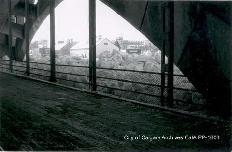 Ice jam on the Bow River next to the Center Street Bridge in Calgary, 1959. Source: City of Calgary Archives.